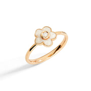 Anello Fiore DoDo in oro rosa 9K con smalto madreperla e diamante bianco centrale, design floreale delicato.